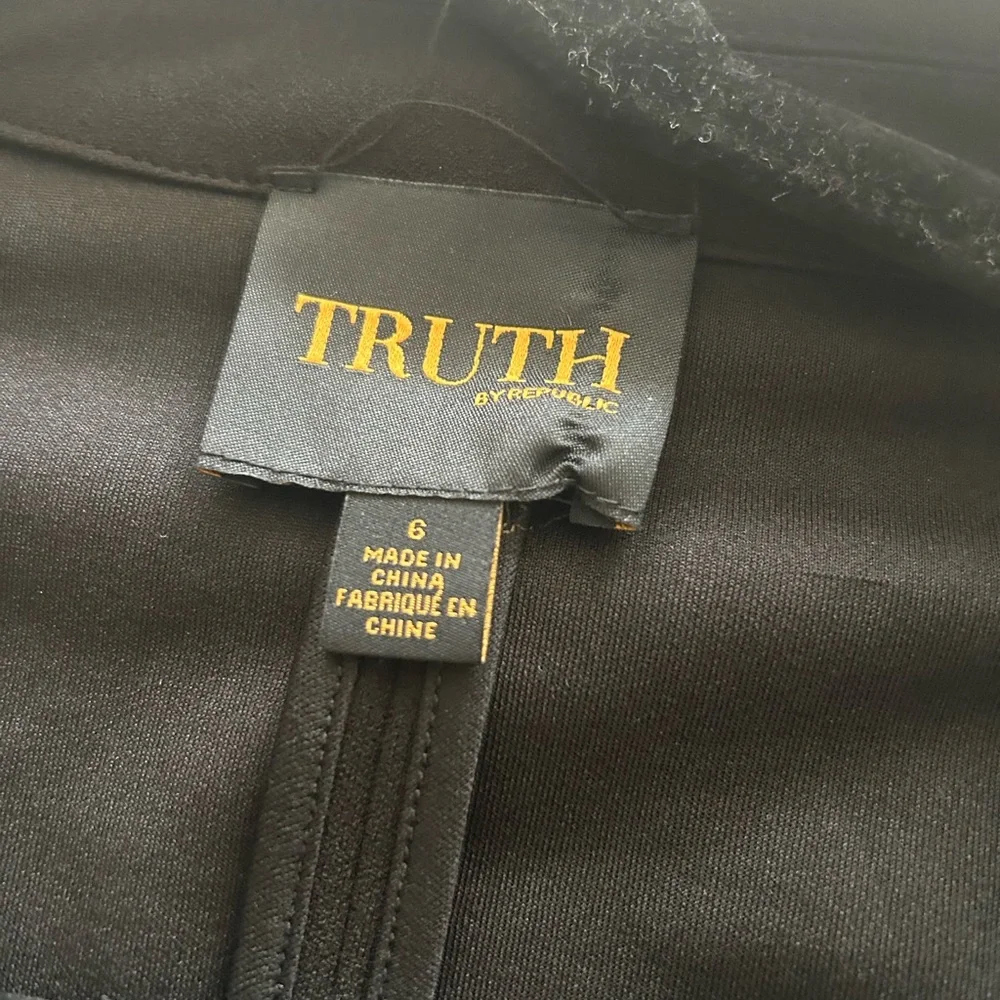 Truth by Republic suit blazer (size 6) with gold buttons, pockets, shoulder pads - Picture 2 of 6